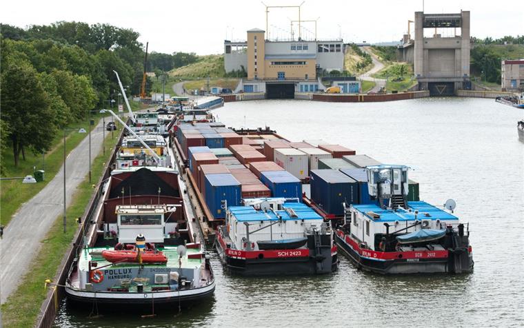 Kapitän bei Schiffsunfall an Schleuse Uelzen tödlich verletzt An der Esterholzer Schleuse hat es einen tragischen Unfall gegeben.