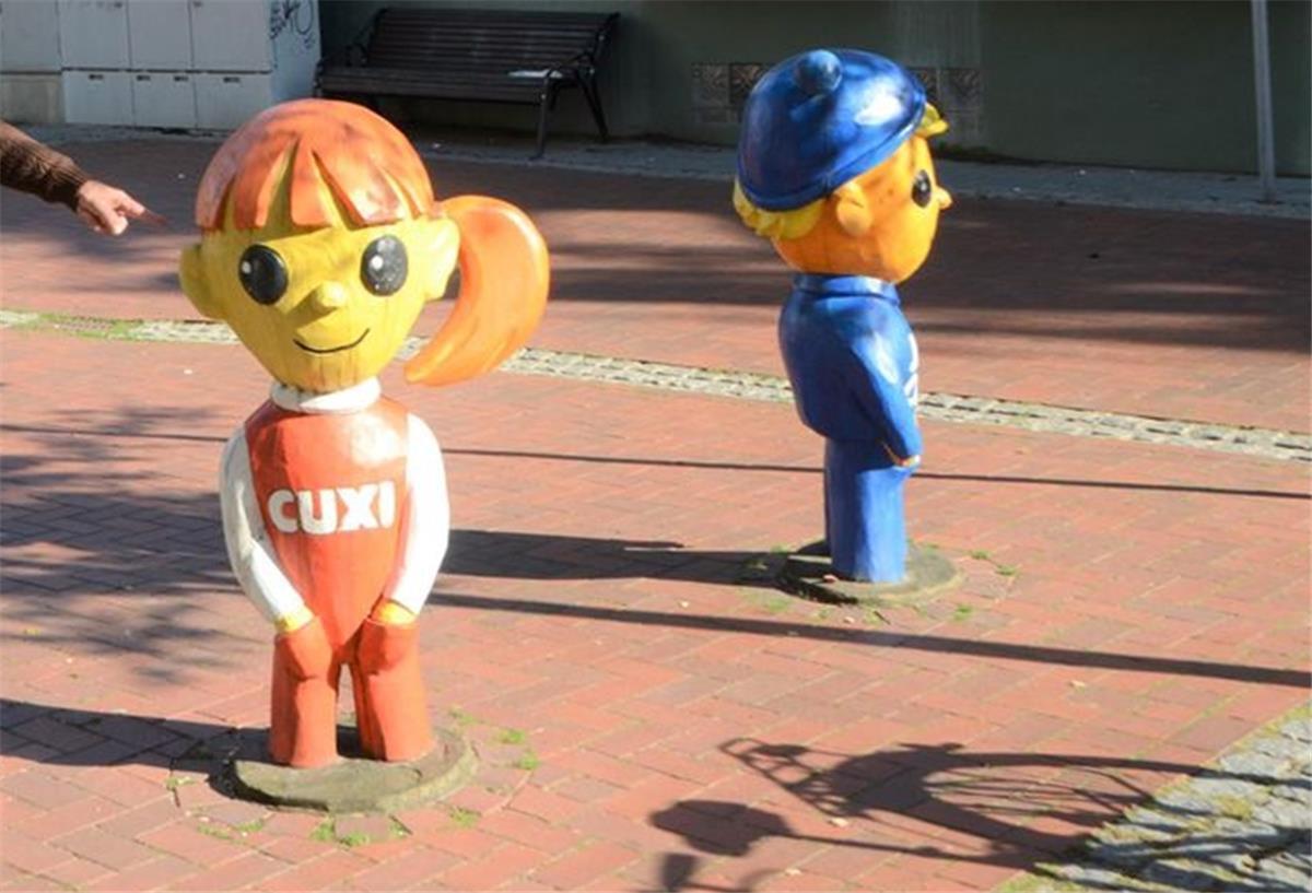 Cuxhavener Maskottchen: Zopf abgeschlagen An der Figur „Cuxi“ wurde der rechte Zopf abgebrochen.