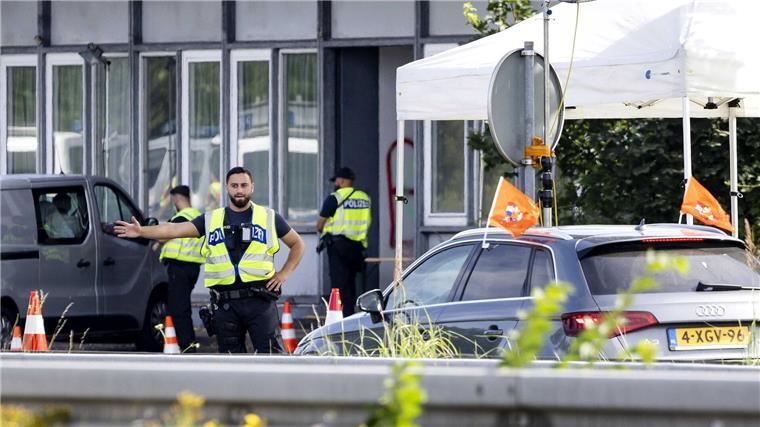 Niederländer stehen Kopf vor EM-Halbfinale - Staus an Grenze An der Grenze zu Deutschland stauen sich Autos mit Oranje-Fans.