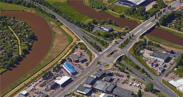 Geestemünde: 65-jähriger Autofahrer fällt Laternenmast An der Grimsbystraße hat ein Autofahrer einen Laternenmast gerammt. Der Mast kippte auf die Fahrbahn.