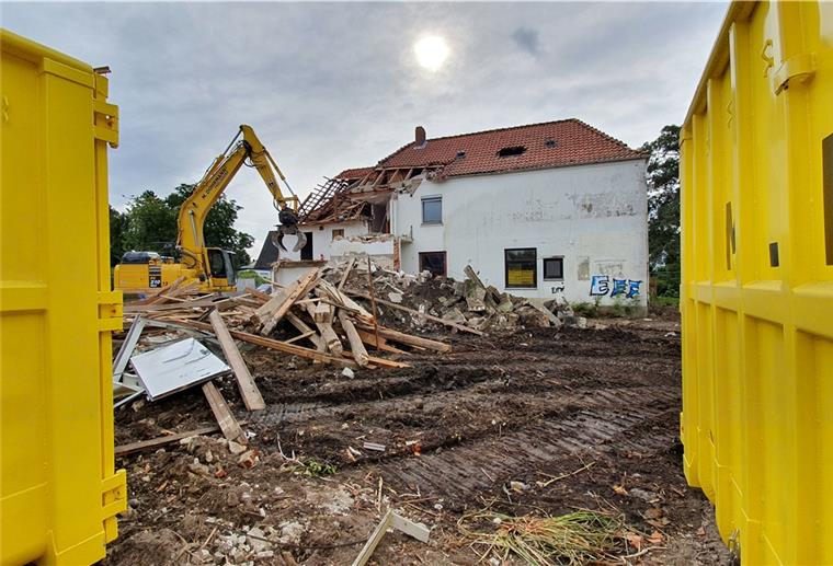 Dorum: Hier entstehen neue Eigentumswohnungen An der Gröpelstraße 11/13 in Dorum regiert der Abrissbagger. Das weiße Gebäudeensemble muss für zwei neue Mehrparteien-Wohnhäuser weichen.