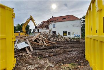 An der Gröpelstraße 11/13 in Dorum regiert der Abrissbagger. Das weiße Gebäudeensemble muss für zwei neue Mehrparteien-Wohnhäuser weichen.