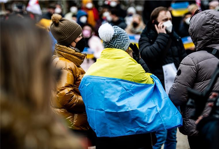 Friedensmahnwache für Ukraine von FridaysForFuture in Bremerhaven An der Großen Kirche lädt Fridays For Future zur Mahnwache des Russland-Ukraine-Konflikts. Im Bild: Eine Teilnehmerin mit umgehängter ukrainischer Flagge.