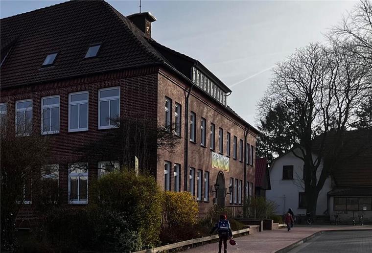Grundschulanbau in Tarmstedt: Schule steht vor großer Herausforderung Ein Kind geht zum Eingang einer Schule.