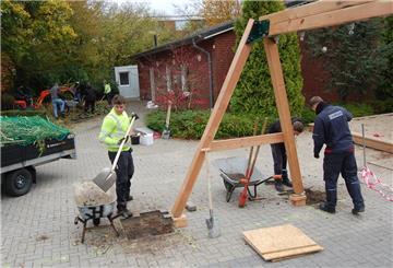 An der Heinestraße 2 hat die Lebenshilfe für die "Hummelgruppe", eine Integrationsgruppe, ein Haus angemietet. Die J. Müller-Auszubildenden schnitten Hecken, richteten die Fläche für die Sandkiste her und schufen die Fundamente für die neue Schaukel.