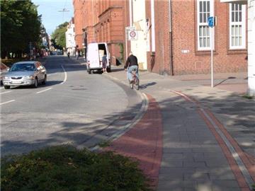 An der Hinrich-Schmalfeldt-Straße mündet der Radweg ohne Kennzeichnung auf der Fahrbahn. Das ist laut ADFC ein Sicherheitsrisiko. Das Stadtplanungsamt erinnert an die Verkehrsordnung.