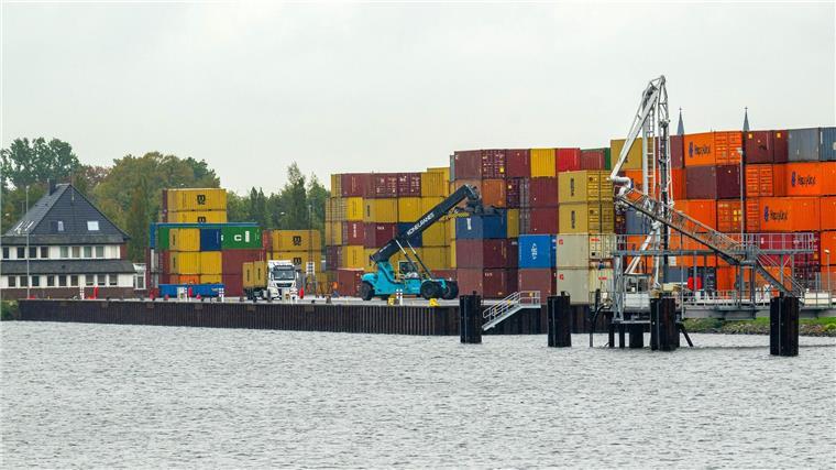 Mehr Platz für große Schiffe – Industriehafen modernisiert An der Kaje können nun größere Fracht- und Tankschiffe festmachen.