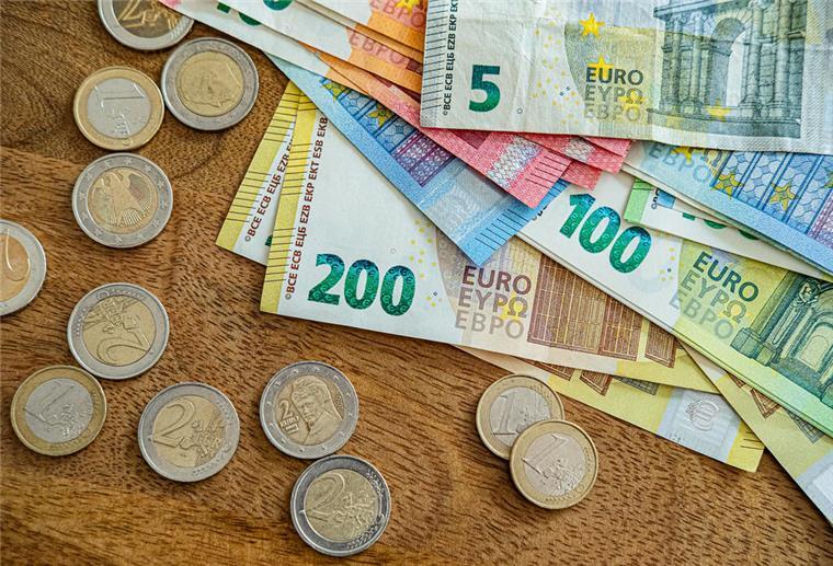 Essen wird günstiger – doch Urlaub und Werkstatt gehen weiter ins Geld Geldscheine und Münzen liegen auf einem Tisch. An der Kasse wird's entspannter: Die Inflation ist gesunken – aber nicht in allen Bereichen. Dienstleistungen bleiben teuer, und neue Preisrisiken sind nicht vom Tisch.