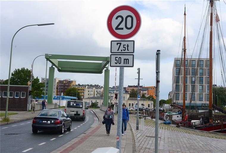 Probleme mit Klappbrücke am Neuen Hafen An der Klappbrücke am Neuen Hafen mussten die Autos am Mittwochvormittag umdrehen.
