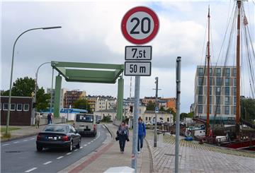 An der Klappbrücke am Neuen Hafen mussten die Autos am Mittwochvormittag umdrehen.