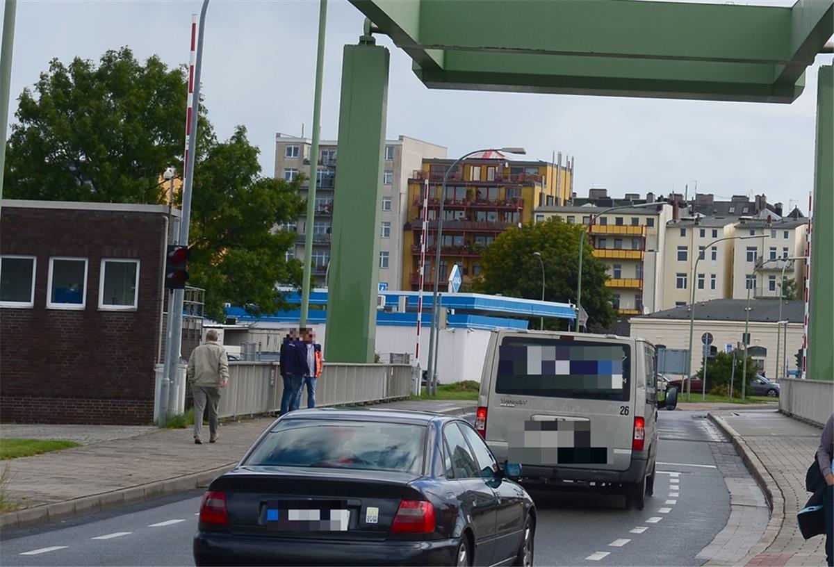 An der Klappbrücke Schleusenstraße in Bremerhaven kam es zu einem Unfall.