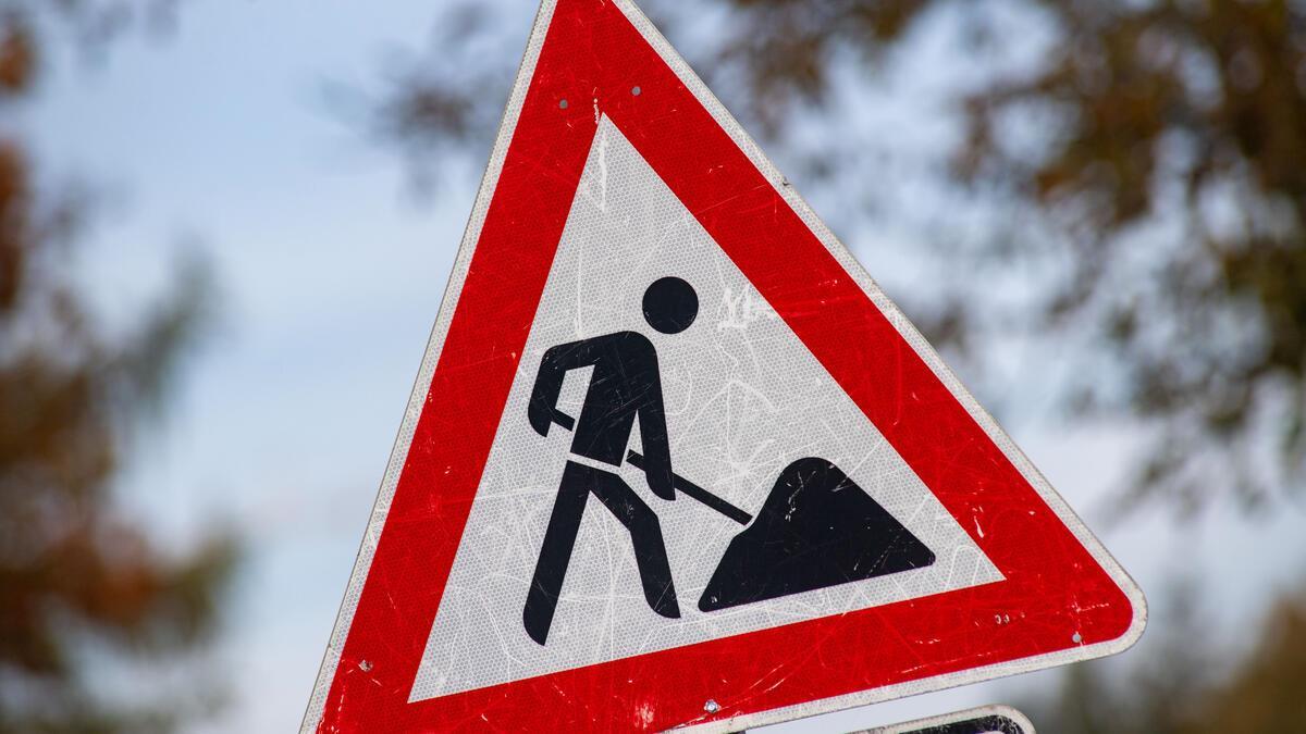 Achtung, Autofahrer: Kreisstraße 191 ab Mittwoch im Bereich Stadland gesperrt Ein Schild, das auf eine Baustelle hinweist. An der Kreisstraße 191 in der Gemeinde Stadland finden am Mittwoch Bauarbeiten statt.