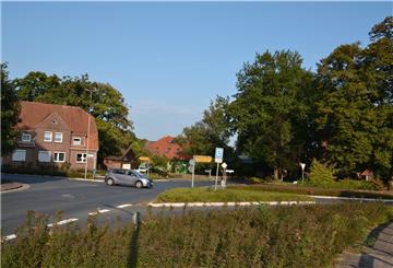 An der Kreuzung Bergstraße/Bahnhofstraße in Gyhum soll ein Kreisel die Autos bremsen und Fußgängern die sichere Passage ermöglichen.