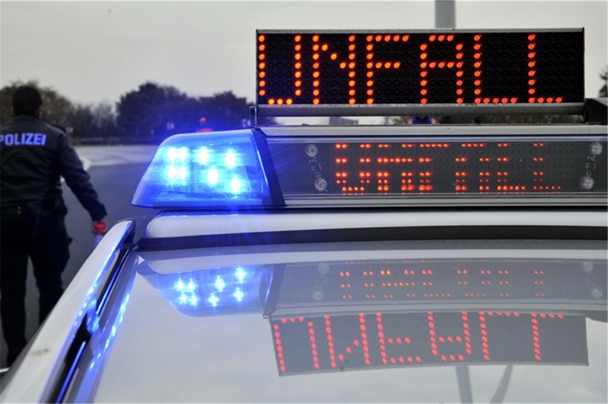 Bremerhaven: Autofahrer rammt angetrunken Ampelmast An der Kreuzung Langener Landstraße/Cherbourger Straße ist ein Autofahrer frontal gegen den Ampelmast gefahren.