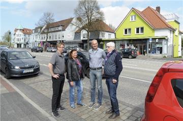 An der Kreuzung Langener Landstraße/Debstedter Weg diskutieren (von links) Heiko Herold, Hilla Ehmke, Felix Schlosshauer und Manfred Rommel über die Auswirkungen der Edeka-Erweiterung knapp 500 Meter nördlich.