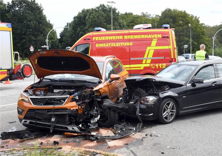 Bremerhaven: Zwei Autos krachen an Kreuzung ineinander An der Kreuzung Poristraße/Carsten-Lücken-Straße hat's am Dienstag gekracht.