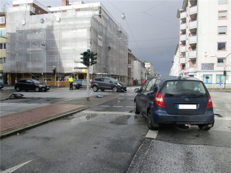 Ampel fällt aus: Verkehrsunfall in Geestemünde An der Kreuzung Schillerstraße/An der Mühle in Bremerhaven-Geestemünde hat es am Sonntagmittag gekracht.
