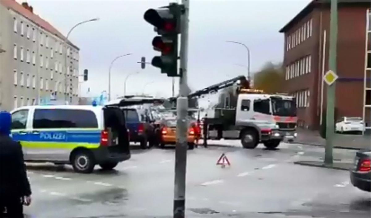 Verkehrsunfall in Lehe: Autofahrer fährt bei Rot und dann kracht's An der Kreuzung Stresemannstraße/Hinrich-Schmalfeldt-Straße hat es am Freitag gekracht.