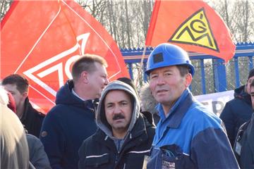 An der Kundgebung, die gestern um 12 Uhr vor dem Werktor von Wesermetall stattfand, nahmen rund 60 Metaller teil.