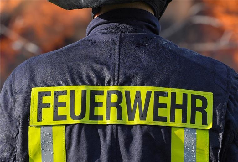 Garage steht südlich von Nordholz in Flammen Ein Mitglied der Freiwilligen Feuerwehr sichert ein großes Feuer ab.