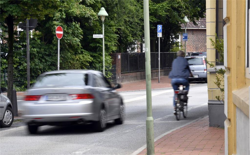 An der Lange Straße ist der Radfahrstreifen laut ADFC zu schmal, zu dicht am Verkehr. Das Stadtplanungsamt sagt, es gebe keine andere Lösung, weil die Straße nicht breit genug ist. Rad- und Autofahrer müssten sich arrangieren.