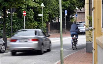 An der Lange Straße ist der Radfahrstreifen laut ADFC zu schmal, zu dicht am Verkehr. Das Stadtplanungsamt sagt, es gebe keine andere Lösung, weil die Straße nicht breit genug ist. Rad- und Autofahrer müssten sich arrangieren.