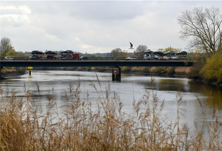 A27: Lesumbrücke in Richtung Süden wird gesperrt Zahlreiche Fahrzeuge fahren über die «Lesum-Brücke» bei Bremen. Die Brücke über den Fluss Lesum ist die wichtigste Verbindung zum Bremer Norden, nach Bremerhaven und Cuxhaven.