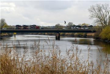 Zahlreiche Fahrzeuge fahren über die «Lesum-Brücke» bei Bremen. Die Brücke über den Fluss Lesum ist die wichtigste Verbindung zum Bremer Norden, nach Bremerhaven und Cuxhaven.