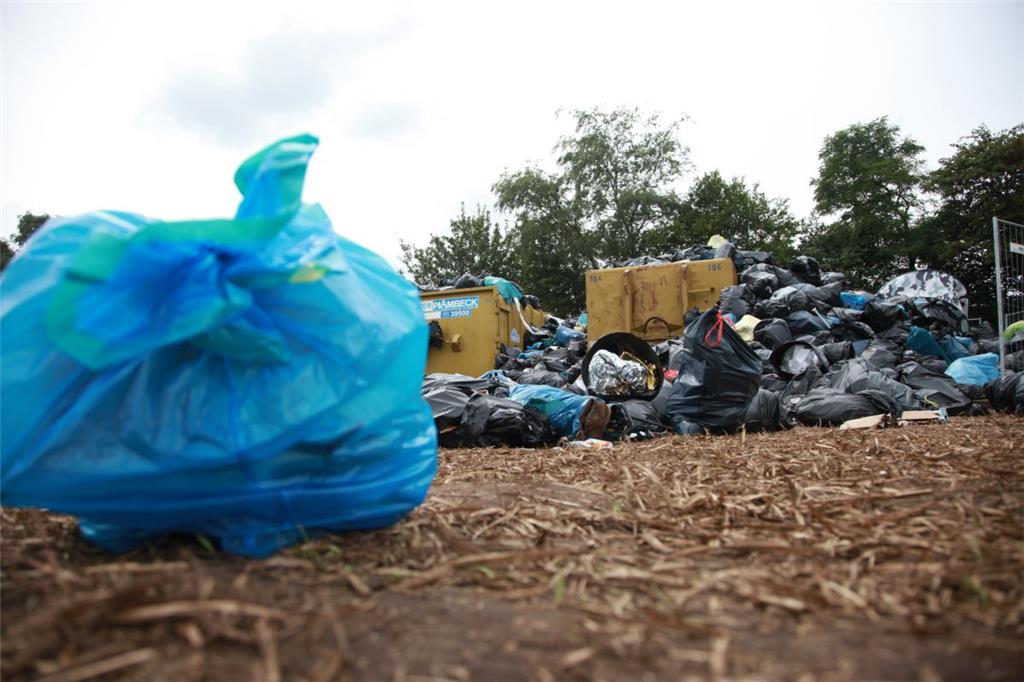 An der Müllabgabe türmen sich die Säcke. Foto: Leuschner