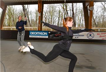 An der neuen Longe trainiert Sarah Kristin Behlen mit Constance Hoßfeld-Seedorf Sprünge. 