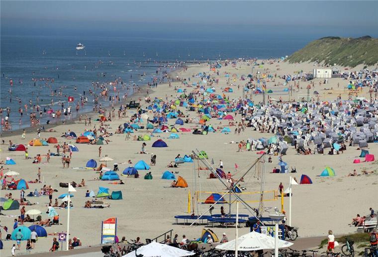 Blick auf einen Strand, Norderney. An der niedersächsischen Nordseeküste ist im Sommer teils viel Betrieb. Einer Studie zufolge wird der Tourismus von Einwohnern weitgehend akzeptiert - es gibt aber Herausforderungen.