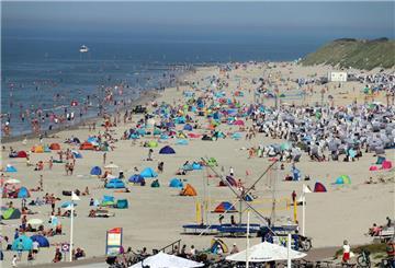 Blick auf einen Strand, Norderney. An der niedersächsischen Nordseeküste ist im Sommer teils viel Betrieb. Einer Studie zufolge wird der Tourismus von Einwohnern weitgehend akzeptiert - es gibt aber Herausforderungen.