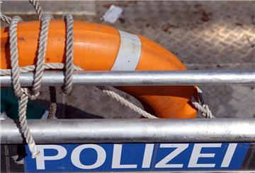 Ein Polizeiboot liegt am 28.04.2013 an einem Steg des Hamburger Segelclubs an der Außenalster in Hamburg. 