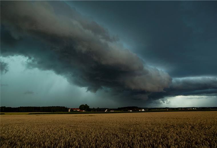 Tief Luciano bringt Abkühlung - auch Unwetter in Sicht An der Nordsee kann es zu Gewittern kommen. Dank kühler Atlantikluft liegen die Höchstwerte zum Wochenstart zwischen 17 und 24 Grad.