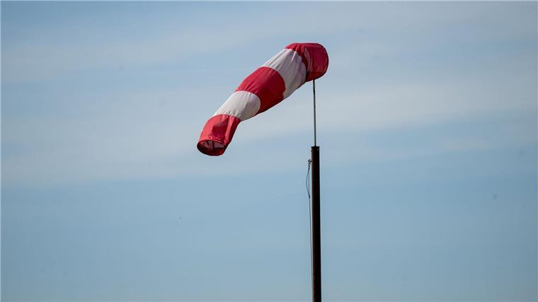 Experten rechnen mit leichten Sturmfluten an der Küste An der Nordseeküste sorgen orkanartige Böen für leichte Überschwemmungen am Wochenende. (Symbolbild)