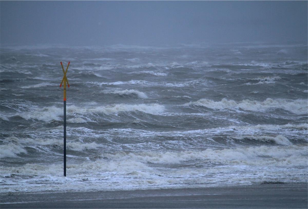 Achtung! Es soll Sturm geben an der Nordseeküste Vom Sturm aufgepeitschte Wellen treffen auf den Nordstrand der Insel Norderney.