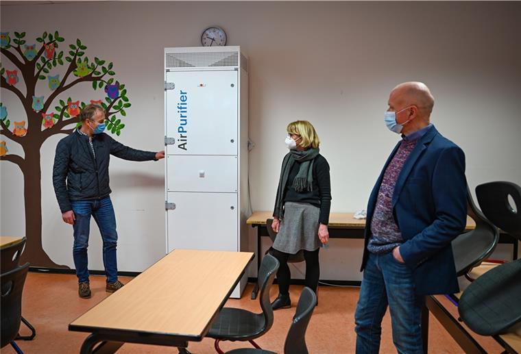 Bremerhaven ist Vorreiter bei Luftreinigern in Schulen An der Oberschule im Schulzentrum Carl von Ossietzky sind Luftreiniger aufgestellt worden. Der technische Leiter von Seestadt Immobilien Holger Schneeberg erklärt Ulrike Baumgart-Gruhn und Georg Mondwurf (v. i.) die Funktion.