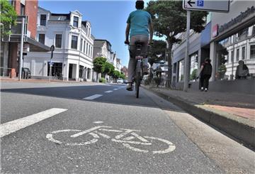 An der östlichen Bahnhofstraße in Nordenham ist ein Streifen für Fahrradfahrer abgetrennt. Der ADFC wünscht sich viel mehr und bessere Radwege. Die neu gegründete ADFC-Kreisgruppe will sich dafür einsetzen.