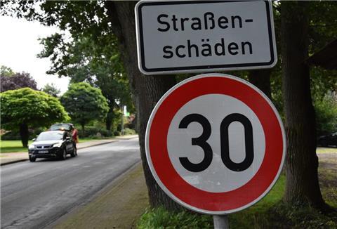 An der Ortsdurchfahrt in Rhadereistedt wies ein Schild auf eine Tempo-30-Beschränkung hin. Weniger Tempo auf der Straße wünscht sich Bürgermeister Frank Tibke auch für Kirchtimke.