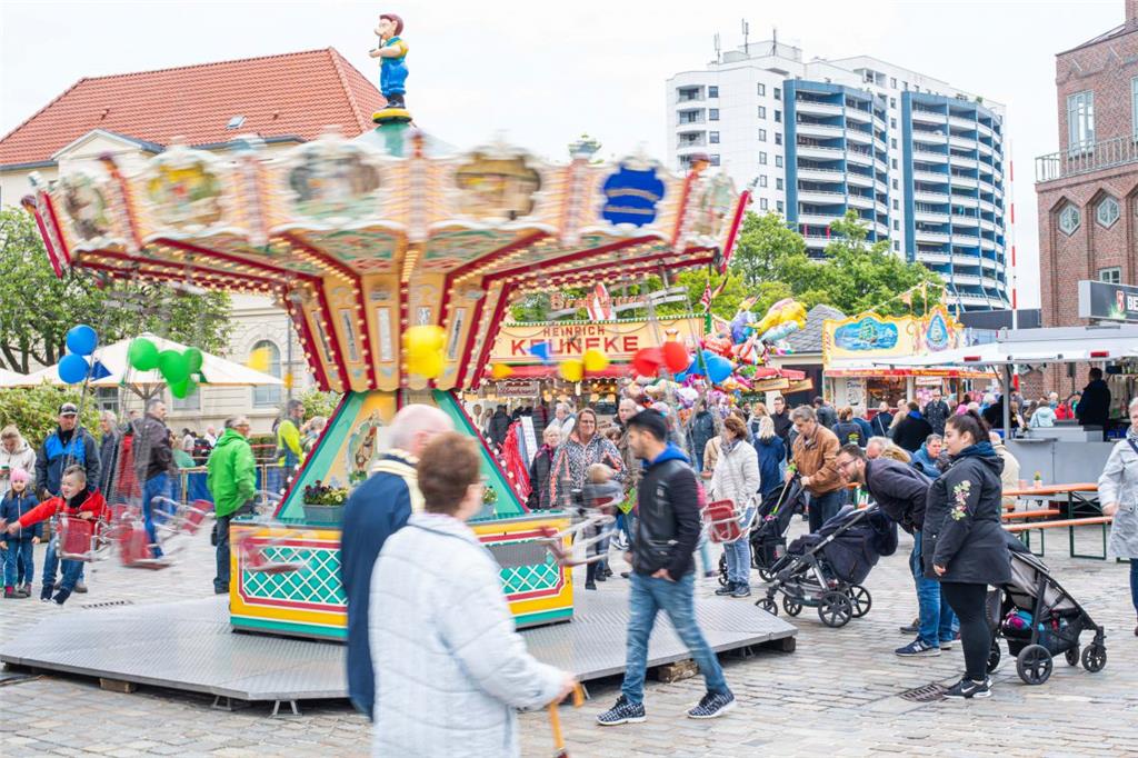 An der Ostseite des Neuen Hafens gab es für die Kinder ein Karussell. Foto: Hart...