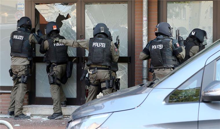 An der Razzia bis zum Mittwochabend waren bis zu 400 Einsatzkräfte der Polizeidirektion Göttingen, der Zentralen Polizeidirektion Niedersachsen mit mehreren Einsatzhundertschaften sowie aus dem Landeskriminalamt Niedersachsen mit dem Spezialeinsatzkommando beteiligt.