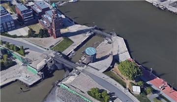 An der Schleuse "Neuer Hafen" in Bremerhaven ist ein Mann abgestürzt.