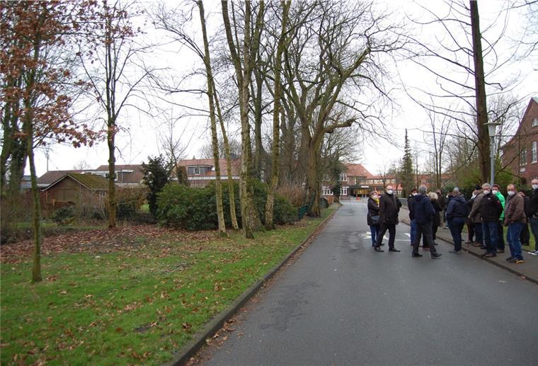 Rodenkirchen: Suche nach Lösungen gegen die Parkplatznot An der Schulstraße könnte diese Grünfläche für Stellplätze hergerichtet, um sie dem Landkreis für das Personal der Oberschule zur Verfügung zu stellen.
