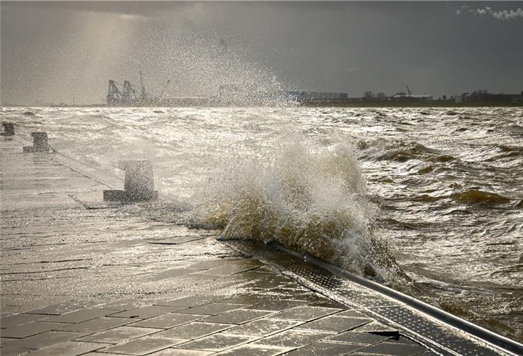 An der Seebäderkaje tritt die Weser über die Ufer.