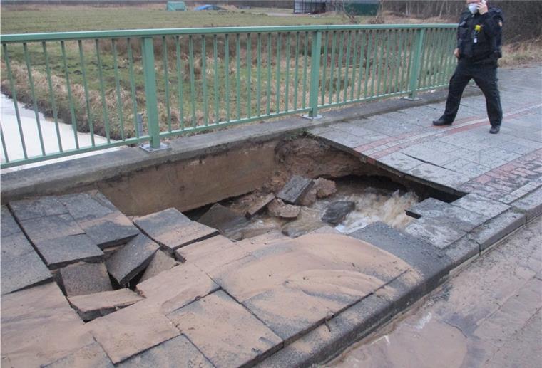 Wasserfontäne an der Spadener Straße An der Spadener Straße sackte der Gewehweg ab.
