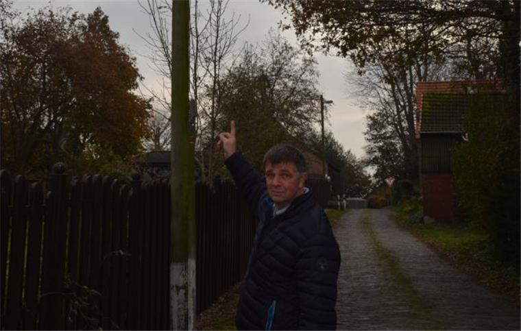 "Aus der Steinzeit": Im Butjadingen sind etliche Laternenpfähle noch aus Holz An der Straße Am Friesenkirchhof stehen noch alte Holzmasten mit alten Laternen. Sie sollten nach Ansicht von Ratsherr Ralf Töllner möglichst bald ausgetauscht werden.
