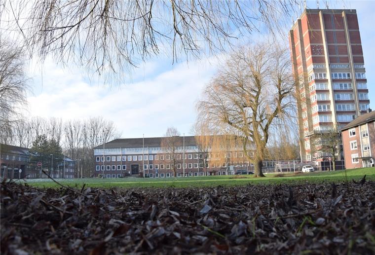 Nordenham: Zweites Treppenhaus für Rathausturm kommt im Juni An der Südseite des Turms, also der Gebäudeseite, die dem Finanzamt (links im Bild) zugewandt ist, soll im Juni das Treppenhaus errichtet werden.
