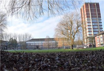 An der Südseite des Turms, also der Gebäudeseite, die dem Finanzamt (links im Bild) zugewandt ist, soll im Juni das Treppenhaus errichtet werden.