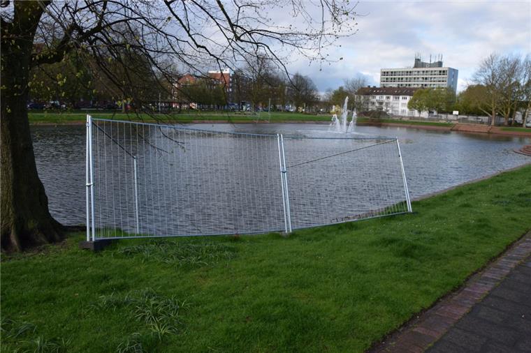 An der Südseite zur Bismarckstraße und an der Nordseite zur Straße Am Holzhafen kam es bereits Anfang 2017 an den Holzhafen-Böschungen zu Versackungen. Der Bereich ist seitdem abgesperrt.