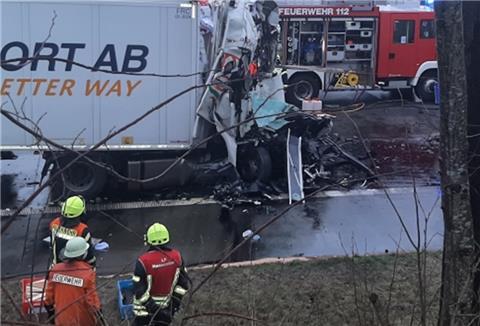 An der Unfallstelle auf der A1 bei Sottrum zeigte sich ein verheerendes Bild. 